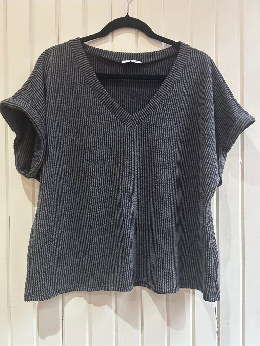 Discreet Gray Ribbed V-Neck Sweater Top